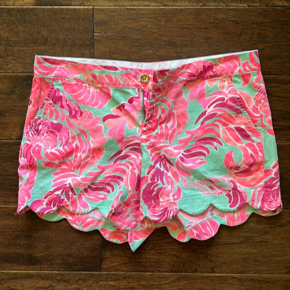 Lilly Pulitzer The Buttercup scalloped shorts LIKE NEW condition 🩵🩷